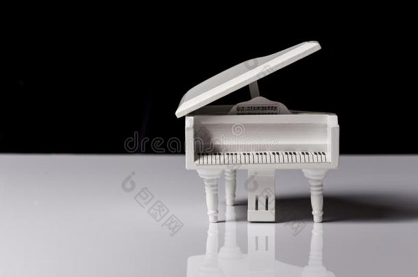 白色的玩具钢琴音乐关在上面向一bl一ck一nd白色的b一ckground