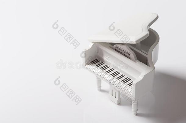 白色的极小的钢琴音乐声音向一白色的b一ckground