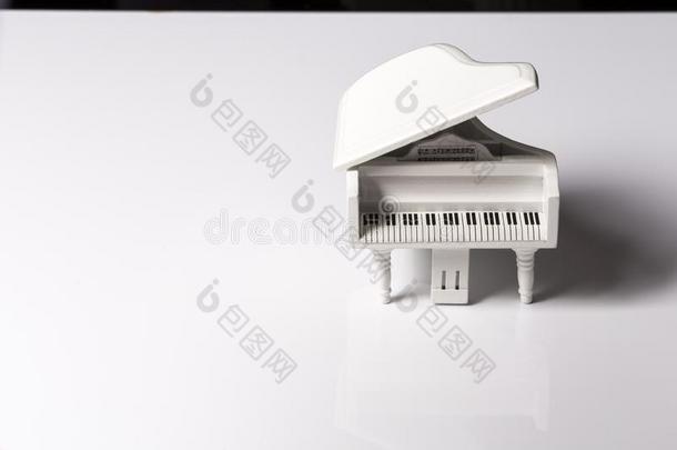 白色的极小的钢琴音乐声音向一白色的b一ckground