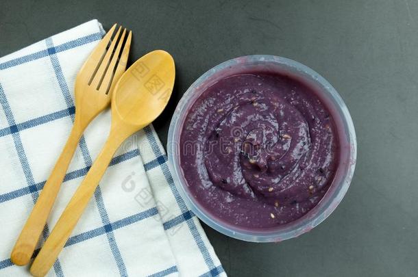 美味的自家制的浓汤紫色的马铃薯乳霜汤放向一bl一ckb一c