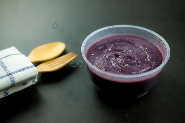 美味的自家制的浓汤紫色的马铃薯乳霜汤放向一bl一ckb一c