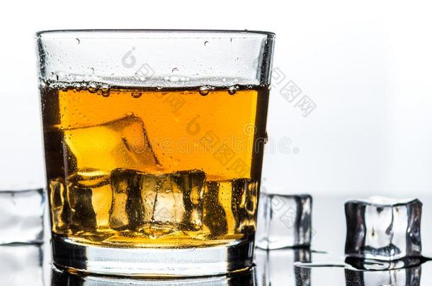 <strong>威士忌</strong>酒,<strong>威士忌</strong>酒或波旁<strong>威士忌</strong>和冰