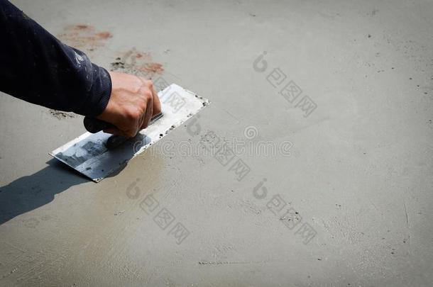 建设者工人涂以灰泥具体的水泥地面.手泥水匠