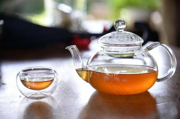中国人茶壶和茶水杯子向木制的表.中国人茶水cerem向y