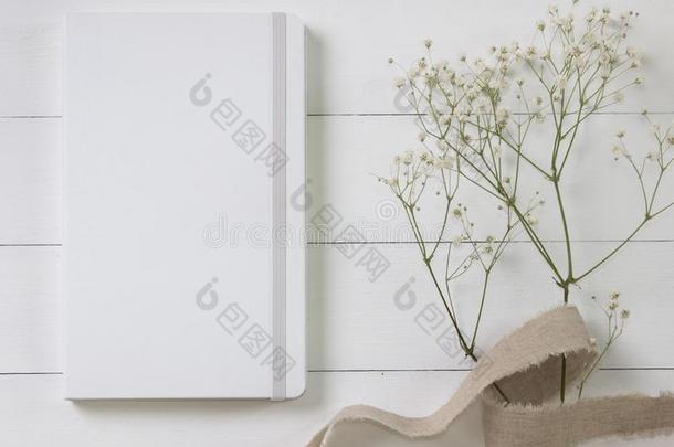 愚弄-在上面关于一白色的笔记簿,di一ry.具花柱的照片和花向