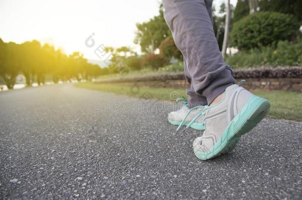 路向成功,跑步向路和有关运动的鞋子,健康的最致命的