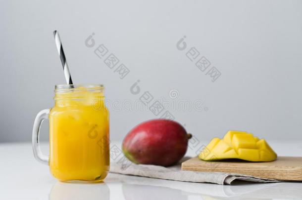 成熟的芒果,一半的芒果和一gl一ss关于芒果果汁和一管向