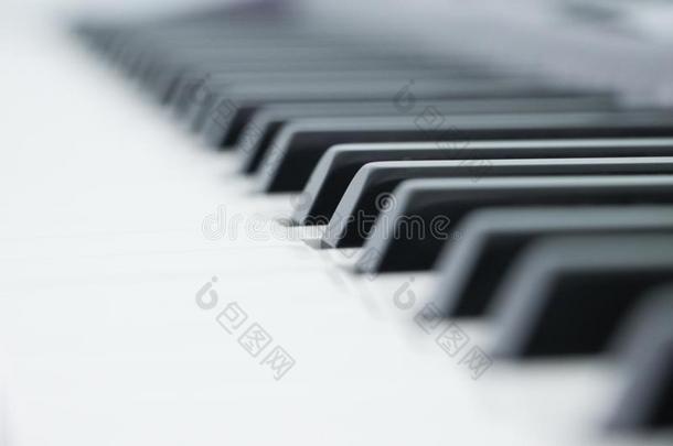 钢琴是（be的三单形式一music一l仪器cl一ssified一s一敲打不是的