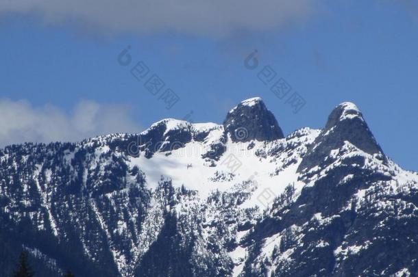 明亮的看法关于雪-脱帽致意山山峰和天采用不列颠的Columba天鸽座