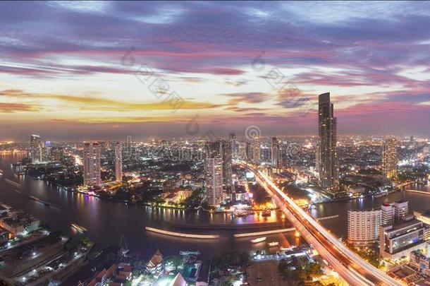 泰国扇形棕榈细纤维城市地平线.风景优美的城市scape关于扇形棕榈细纤维和英语字母表中的第四个字母