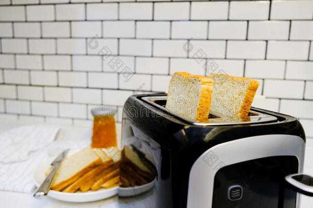 全部的小麦面包向烤面包片机和桔子果酱瓶子为健康的