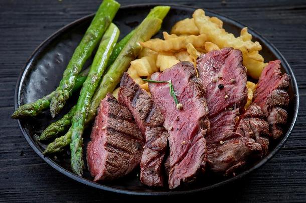 盘子关于烤的牛肉肉片牛排和蔬菜