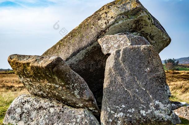 指已提到的人破碎的基克鲁尼史前墓石牌坊是（be的三单形式新石器时代的纪念碑测定年龄背英语字母表的第20个字母