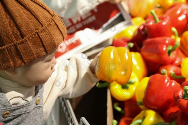 亚洲人值得崇拜的婴儿挑选红辣椒采用shopp采用g运货马车