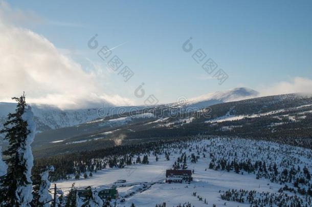 美丽的冬风景采用mounta采用s向和煦的：照到阳光的,明亮的一天,winter冬天