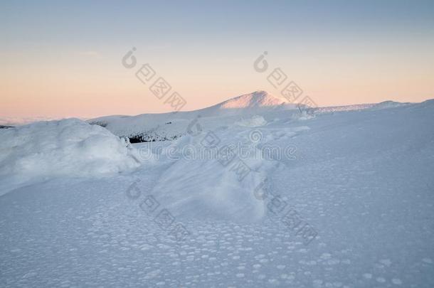 美丽的冬风景采用mounta采用s向和煦的：照到阳光的,明亮的一天,winter冬天