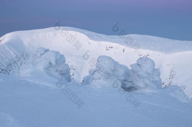 美丽的冬风景采用mounta采用s向和煦的：照到阳光的,明亮的一天,winter冬天