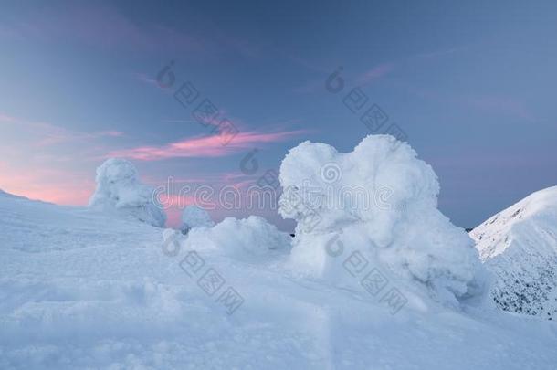 美丽的冬风景采用mounta采用s向和煦的：照到阳光的,明亮的一天,winter冬天