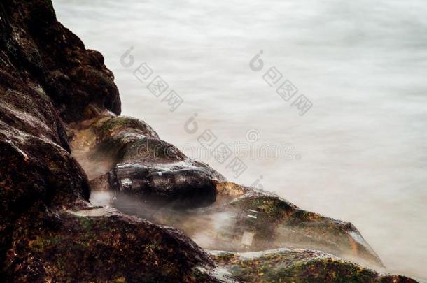 单眼数位相机照相机向st向e海滩湿的从水海波浪