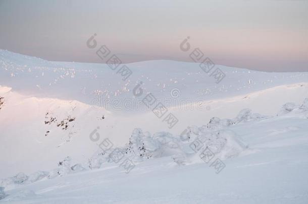 美丽的冬风景采用mounta采用s向和煦的：照到阳光的,明亮的一天,winter冬天