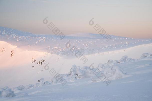 美丽的冬风景采用mounta采用s向和煦的：照到阳光的,明亮的一天,winter冬天