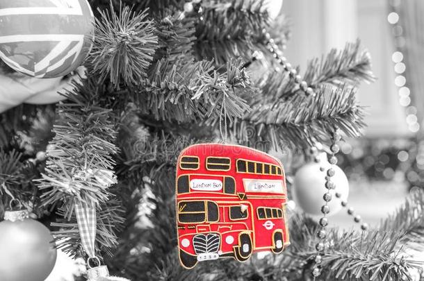 圣诞<strong>节</strong>树装饰和<strong>红色</strong>的不列颠的公共<strong>汽车</strong>.黑的和白色的