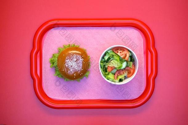汉堡包和沙拉向塑料制品盘子,学生午餐采用<strong>小卖</strong>部,英语字母表的第2个字母