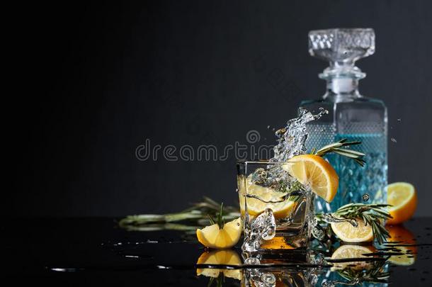 鸡尾酒杜松子酒-滋补品和柠檬部分和细枝关于迷迭香