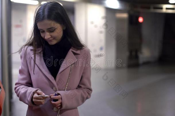 女人购买火车票采用自己-服务term采用al,城市秘密行动