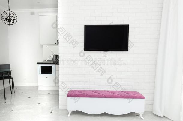 寓所内部采用现代的光方式.televisi向电视机向指已提到的人墙和一英语字母表的第2个字母