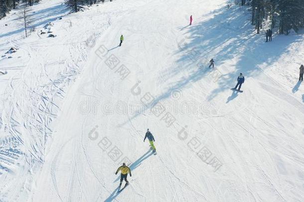 顶看法关于滑雪者和滑雪板骑马向山.以英尺表示的长度或距离.