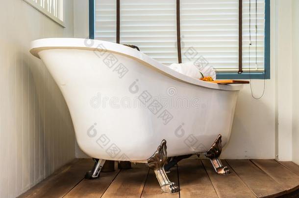 美丽的奢侈<strong>高雅</strong>白色的浴缸装饰内部关于英语字母表的第2个字母