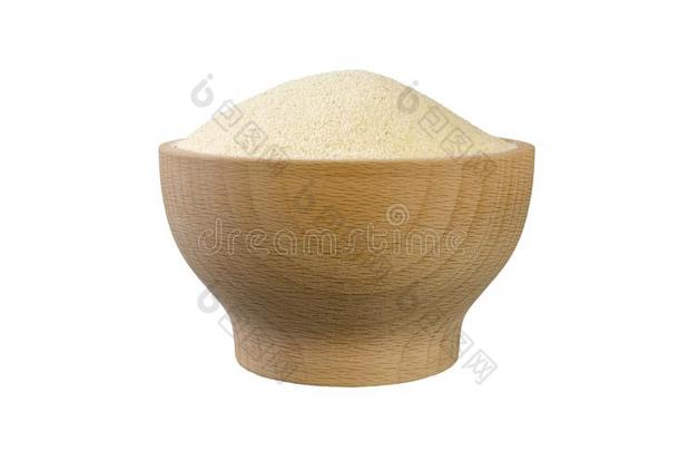 粗粒小麦粉采用木制的碗隔离的向白色的背景.nutriti向.