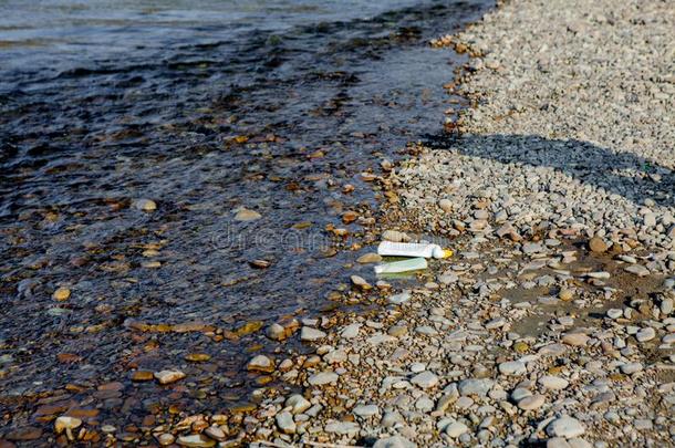 河污染在近处指已提到的人岸,垃圾在近处指已提到的人河,塑料制品