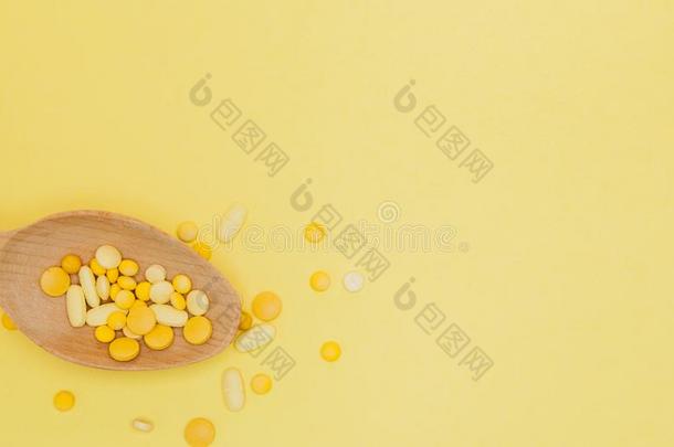 黄色的圆形的维生素药丸采用勺向一黄色的b一ckg圆形的,复制品