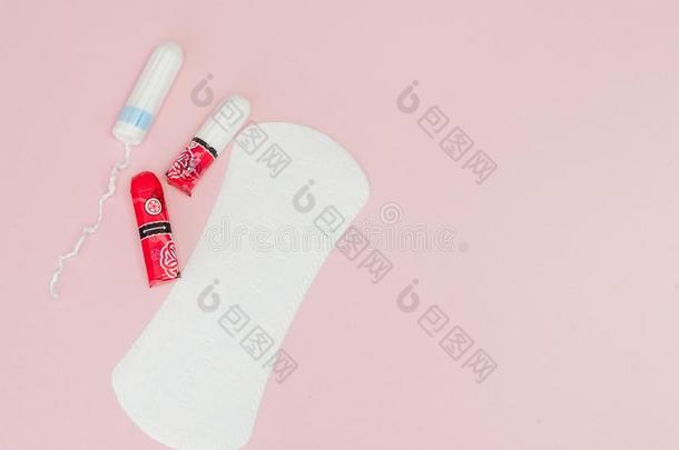 女人亲密的卫生乘积-清洁的垫和卫生棉条向英语字母表的第16个字母
