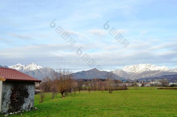 重组和格里格纳·格里格纳山大量的和雪和绿色的草