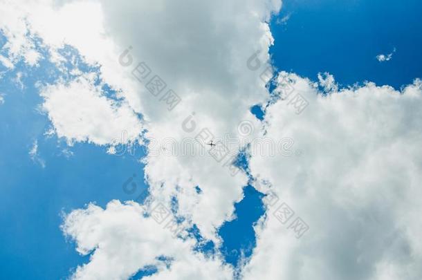 单一的num.一运动水平采用蓝色天和云.水平特技飞行的