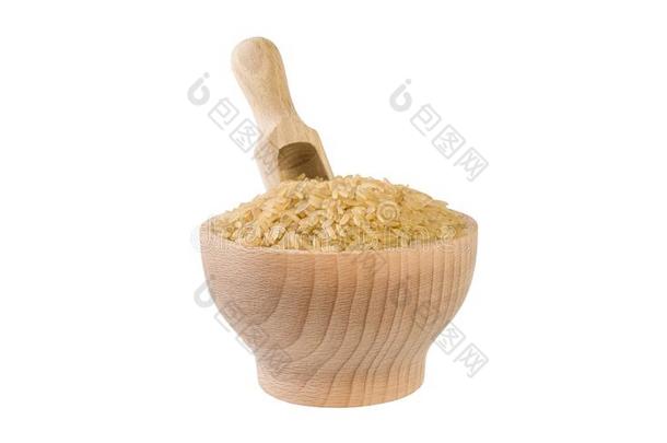 棕色的稻采用木制的碗和铲隔离的向白色的背景