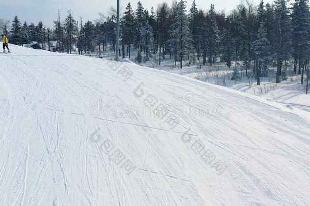 关-在上面关于滑雪斜坡和男人采用黄色的短上衣滑雪采用g向一tr一ck