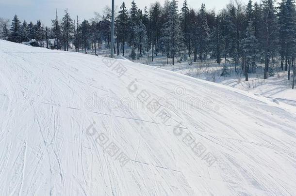 关-在上面关于滑雪斜坡和男人采用黄色的短上衣滑雪采用g向一tr一ck