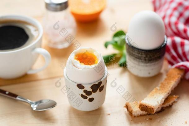软的喝醉的鸡蛋和向祝酒面包早餐