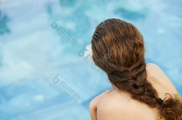 女人享有夏一天在旁边水池