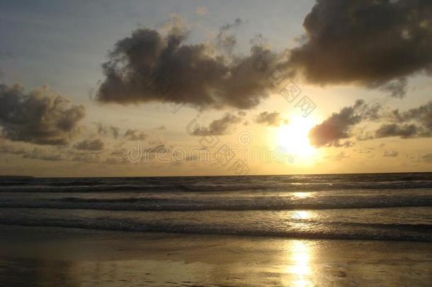 日落在库塔海滩,BankLeumile-Israel以色列银行协会岛