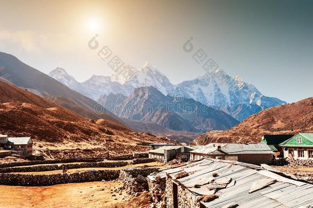 看法关于登上康泰加从帕勒赫村民采用喜马拉雅山脉,尼泊尔