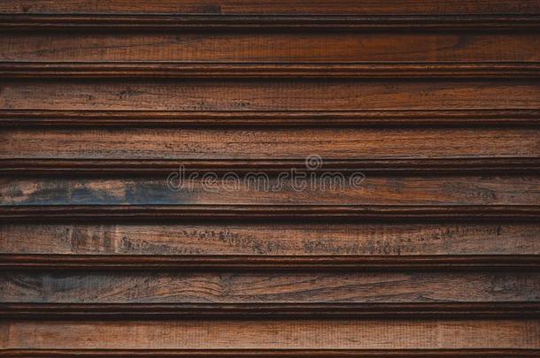 木制的装有板条的栅栏或木板条前面玻璃柜台内阁或衣柜,