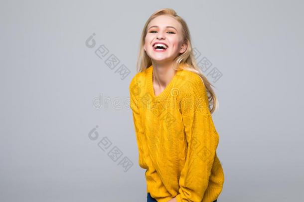 有趣的年幼的女人采用黄色的毛衣,<strong>广泛</strong>地smil采用g,.隔离的英语字母表的第15个字母