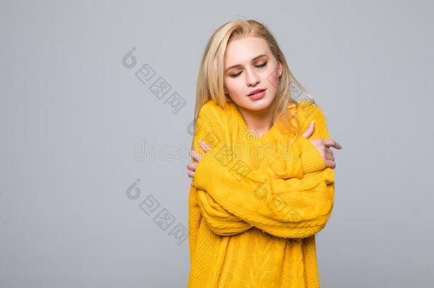 年幼的女人<strong>冻结</strong>，<strong>冻结</strong>黄色的毛衣越过隔离的向灰色波黑
