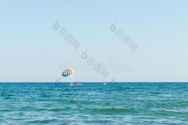 帆伞运动是（be的三单形式一极端的运动,人飞在旁边降落伞反对