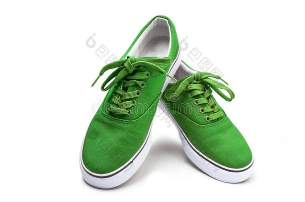 一一副关于绿色的帆布鞋子隔离的向白色的